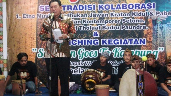 Walikota Pekalongan, Saelany Mahfudz, membuka acara seniman goes to kampung di aula kelurahan eks-Kraton Kidul Pekalongan Barat, Selasa (27/8/2019) ma