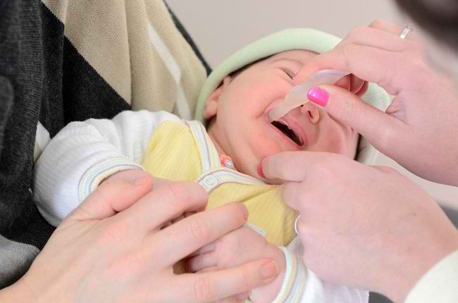 Ilustrasi Pemberian Vaksin Rotavirus pada Bayi