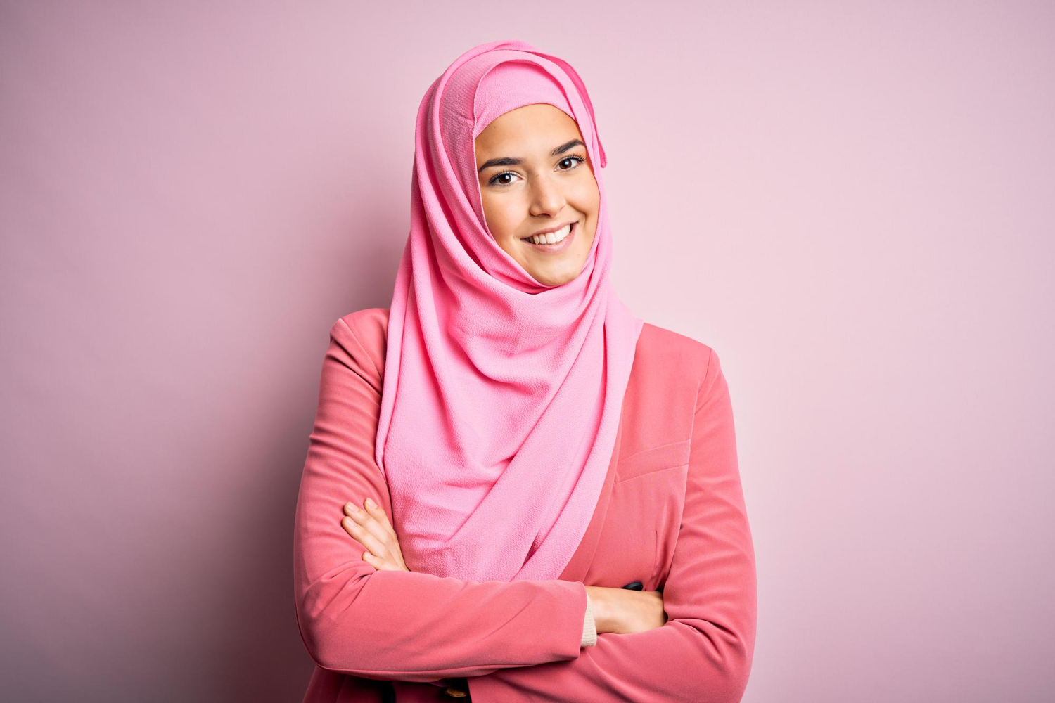 Penggemar Pink Wajib Baca, Ini Warna Jilbab yang Cocok dengan Baju Merah Muda