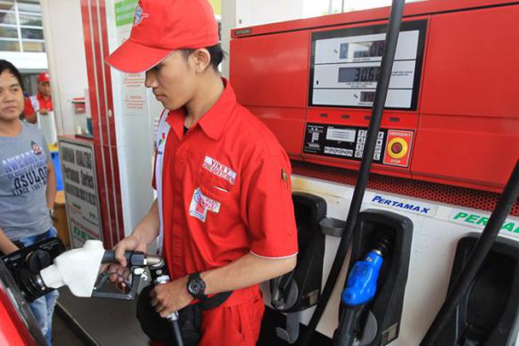 Petugas melayani pembeli bahan bakar minyak jenis baru, Pertalite