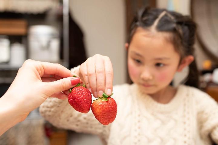 Pola Asuh Strawberry Parents: Antara Kasih Sayang dan Dampak Negatif