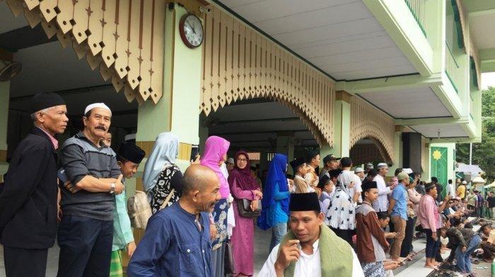 Prabowo Melakukan Shalat Jumat di Masjid Agung Kauman Semarang 