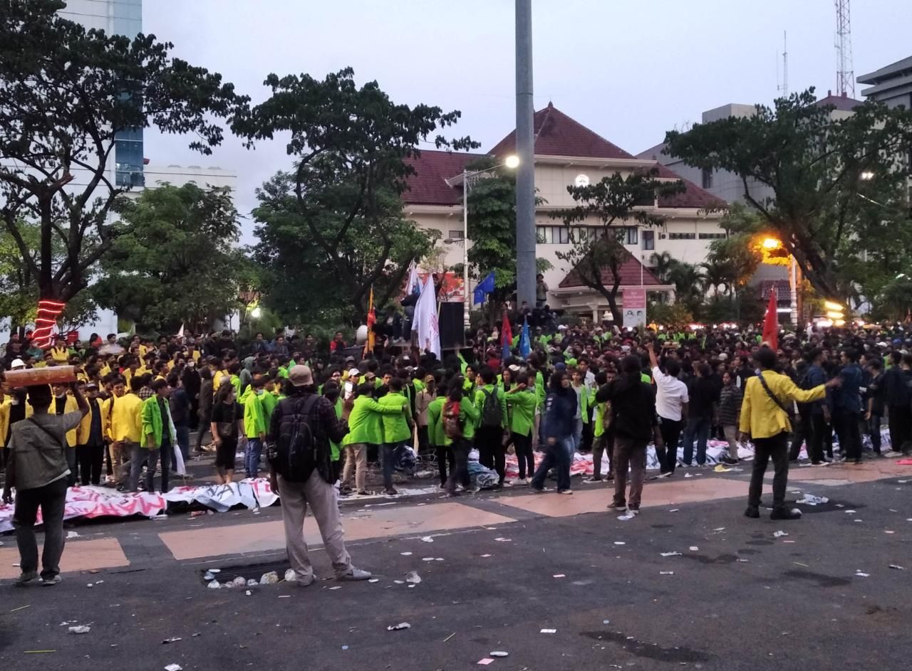 Aksi Demo dengan tuntutan penolakan kenaikan BBM di depan Gedung Gubernur, Semarang.