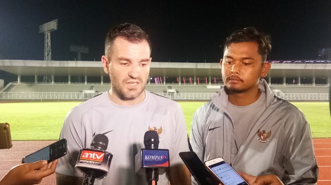 Pelatih timnas Indonesia Simon McMenemy memberikan keterangan pers usai latihan di Stadion Madya, Senayan, Jakarta, Kamis (21/3/2019). 