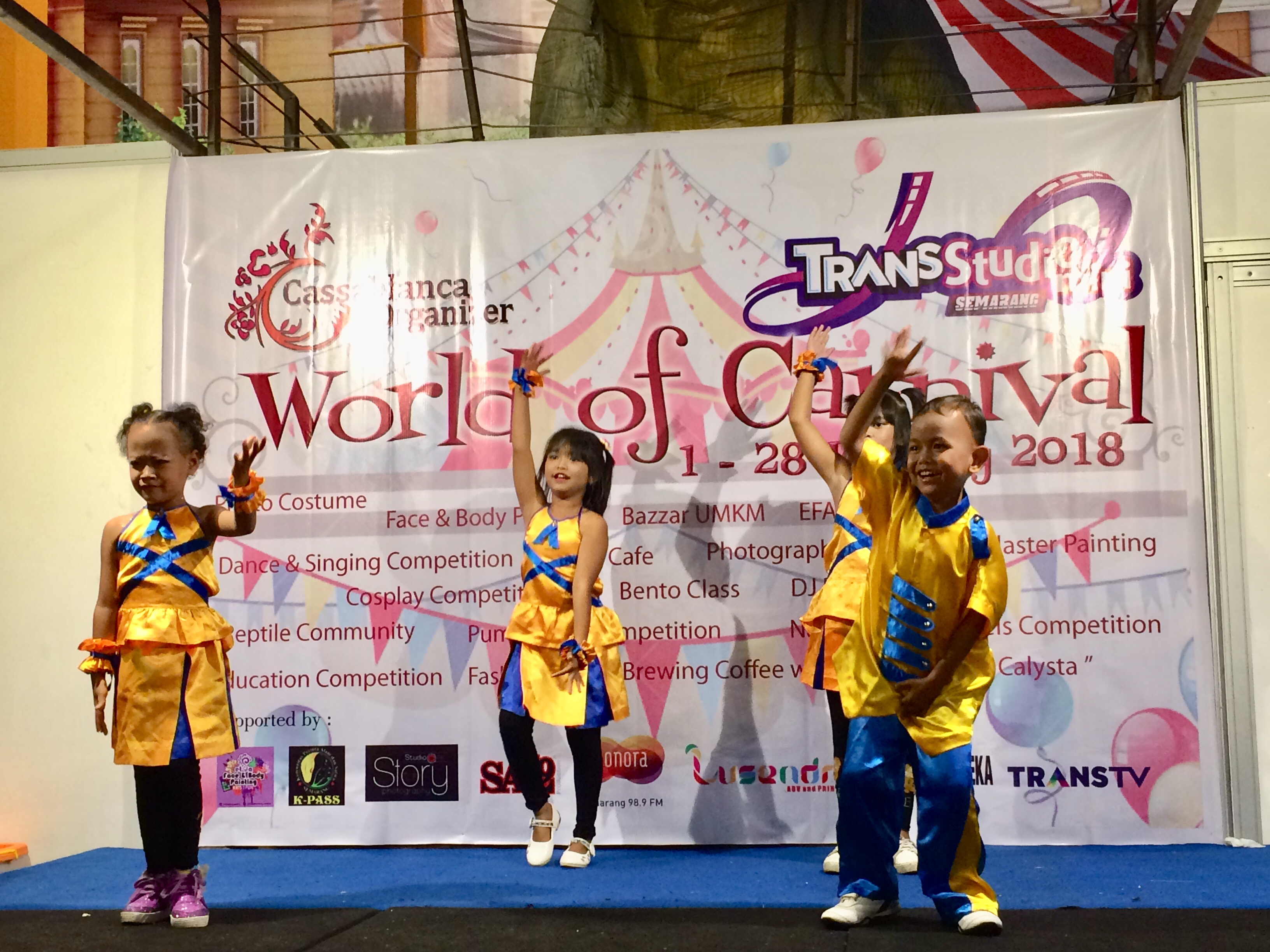 Salah satu penampilan  tari dari anak-anak Rumah Pintar Efata dalam acara World of Carnival
