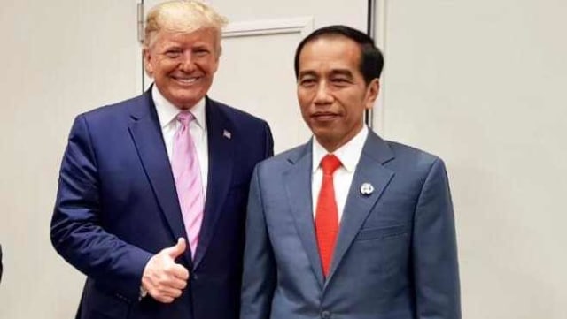 Salam Jempol Trump saat Berfoto dengan Jokowi
