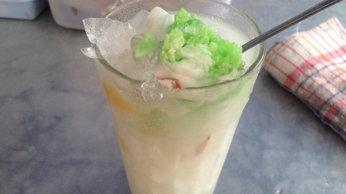 Segar dan Nikmatnya Es Degan Tape Pak Ambon di Semarang