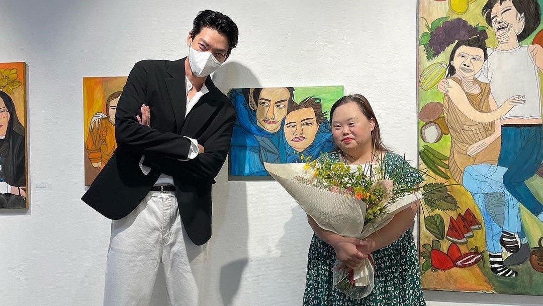 Support Kim Woo Bin Untuk Lawan Mainnya di Our Blues Jung Eun Hye Di Pameran Seninya