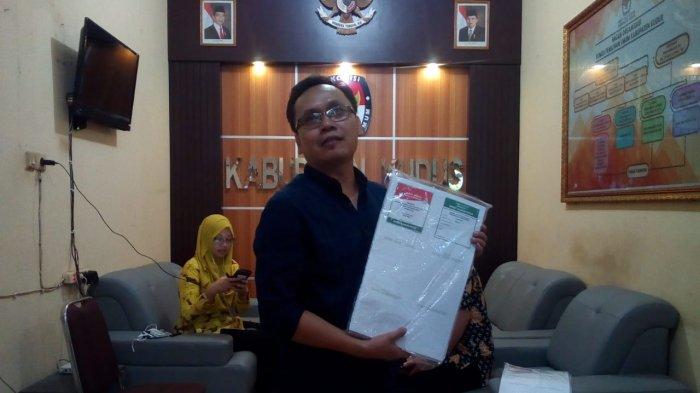 Petugas menunjukkan surat suara DPRD Rembang dapil 7 yang nyasar ke Kudus