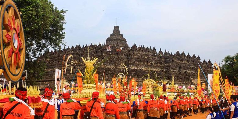 Sejumlah umat Budha mengikuti kirab saat prosesi kirab Waisak 2563 BE/2019 di kawasan Candi Borobudur, Magelang, Jawa Tengah