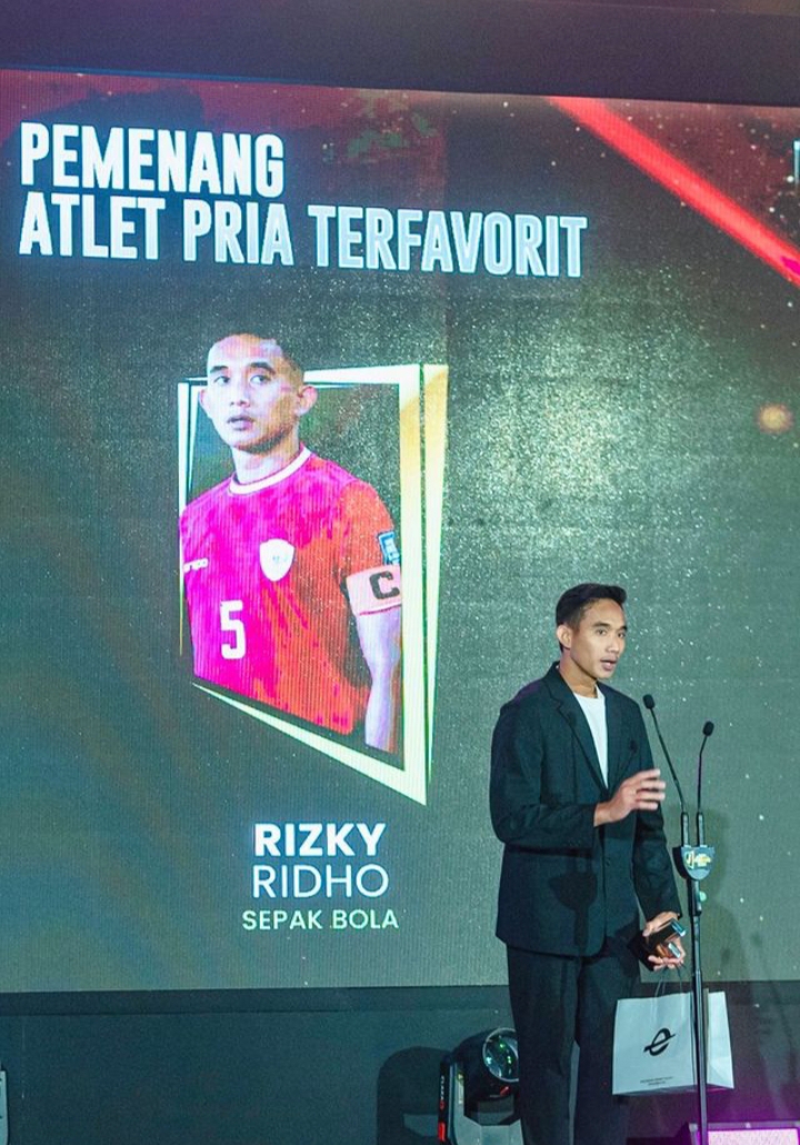 Hasil tangkapan layar story Instagram Rizky Ridho yang memperlihatkan dirinya sedang berbicara setelah menerima penghargaan