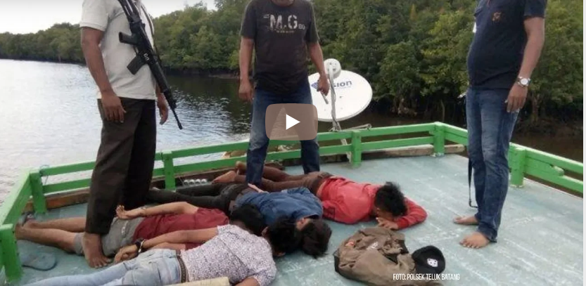 Penangkapan tersangka di atas kapal oleh Polisi 
