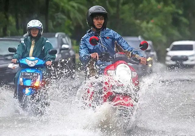 Tips Berkendara Sepeda Motor Saat Musim Hujan: Tetap Aman di Jalanan Licin