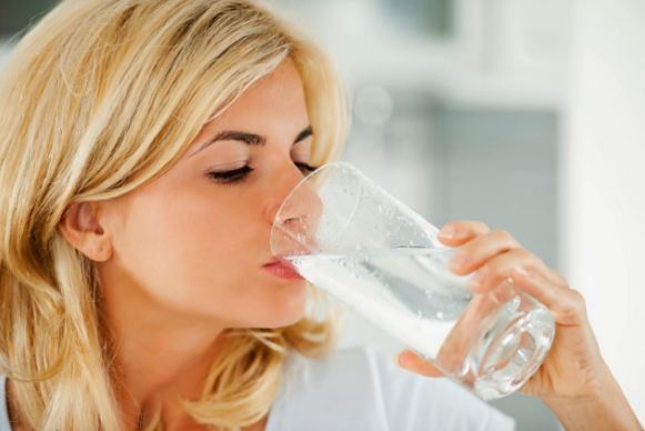 Tips Minum 8 Gelas Air Putih Sehari Tanpa Perut Kembung 