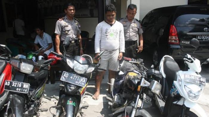 Pelaku (putih) pencurian motor di Medan