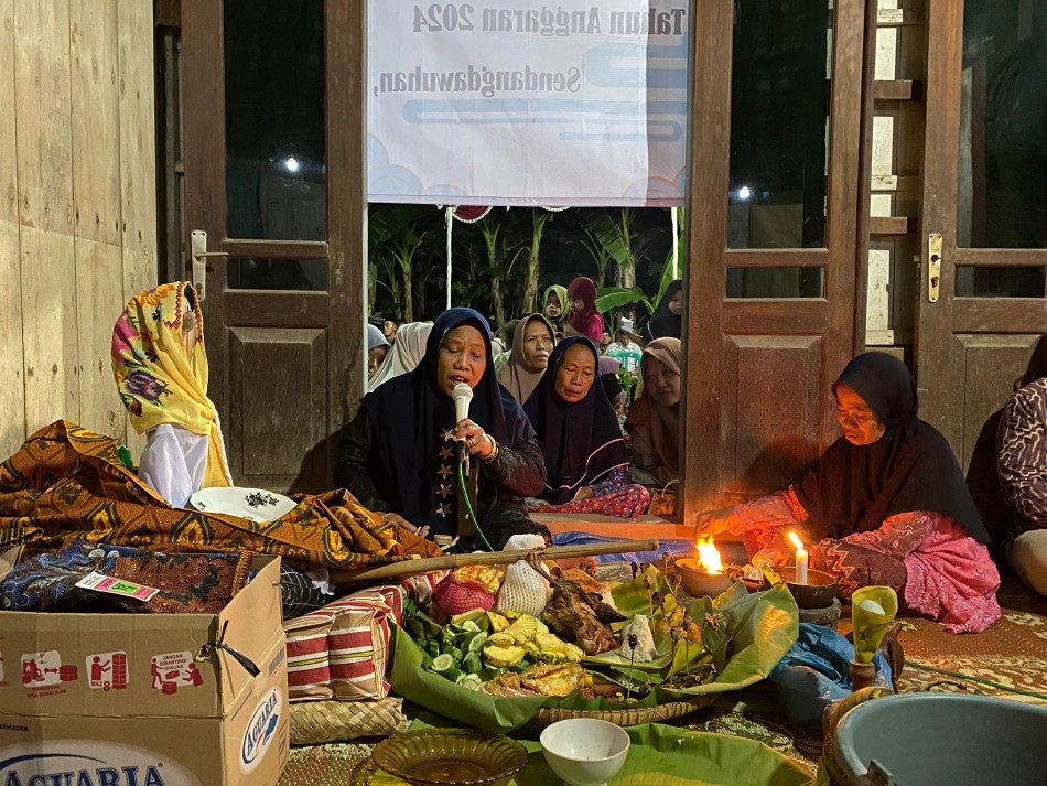 (tokoh adat sedang melaksanakan prosesi Kalang Obong/ Sumber: sendangdawuhan-Kab.Kendal)