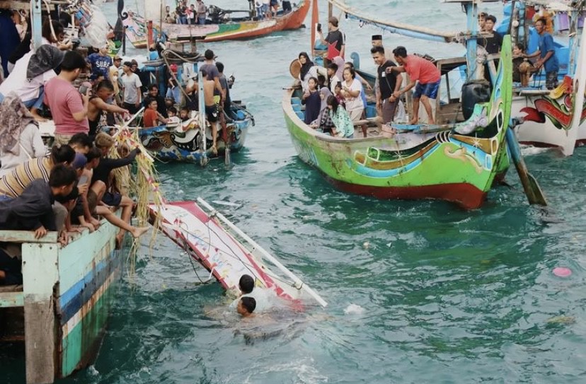 Tradisi Unik Nelayan di Jepara, Pesta Lomban atau Pelarungan Kepala Kerbau