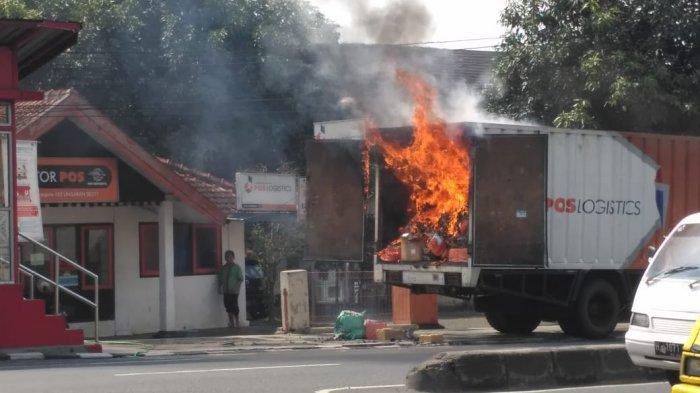 Truk pengangkut paket pos indonesia terbakat rabu sore hari (27/2/2019) di Ungaran Semarang