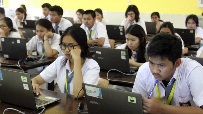 Sejumlah Siswa tengah melaksanakan Ujian Nasional Berbasis Komputer (UNBK) 2018 di SMAN 1 Jakarta, Senin (9/4/2018). 