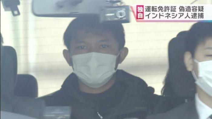 Ari Wibowo dalam mobil tahanan kepolisian Osaka 